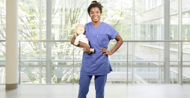 Kinderkrankenpflegerin mit Puppe im Flur des Kinder-UKE