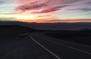Sonnenuntergang an einer Straße im Death Valley