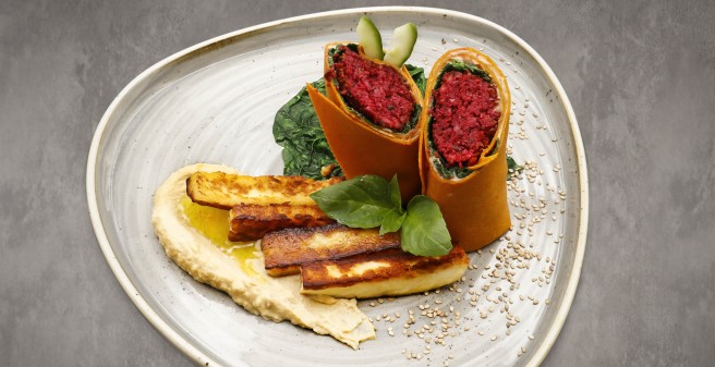 Rote Beete-Falafel im Spinat-wrap auf Teller angerichtet