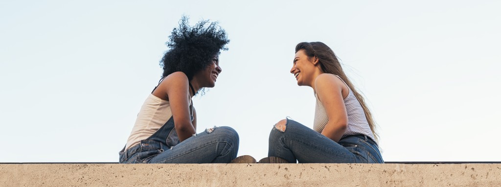 Zwei junge Frauen unterhalten sich | Peer2Me Studie UKE