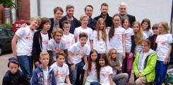 Young students of the cancer prevention campaign with Revolverheld and Sky du Mont