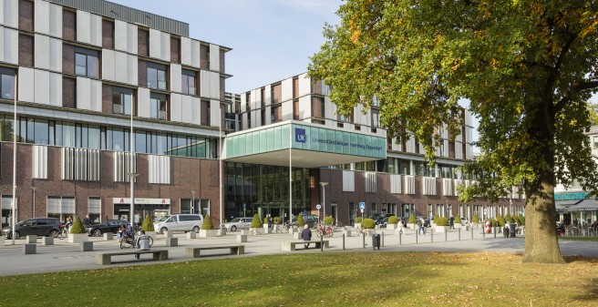 Das UKE - Bild vom Eingangsbereich des Universitätklinikums Hamburg-Eppendorf
