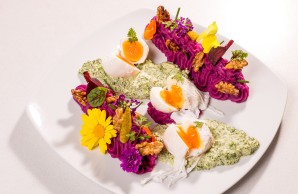 Violetter Kartoffel-Walnuss-Stampf, Frankfurter grüne Soße und pochierte Eier