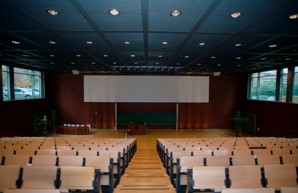 Stuhlreihen des großen Ian-K-Karan-Hörsaals Campus Lehre (Gebäude N55)