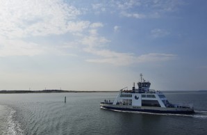 Eine Fähre fährt über das Meer nach Fanø