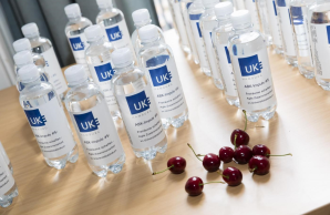 Wasserflaschen mit der Beschriftung UKE, Agile Zusammenarbeit