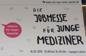 Ankündigungsschild mit Text: Jobmesse für junge Mediziner
