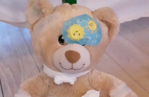 Teddy mit Verband und Augenklappe