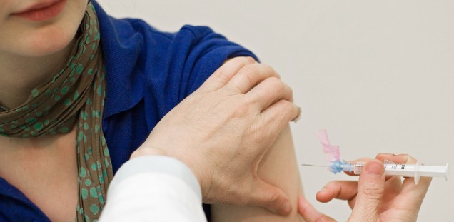 Eine Frau erhält eine intramuskuläre Impfung in den Arm