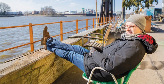 „Entenwerder 1“: Das in der Elbe schwimmende Café lädt dazu ein, einfach mal die Füße hochzulegen und den Blick schweifen zu lassen