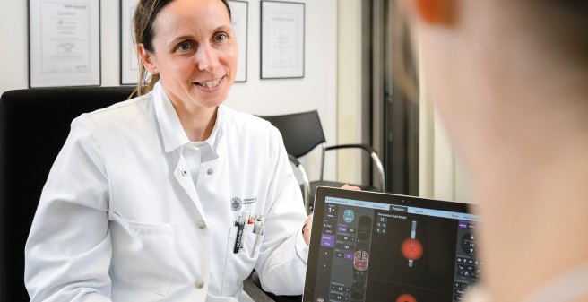 Priv.-Doz. Dr. Monika Pötter-Nerger aus der Klinik für Neurologie im Gespräch mit einer Patientin