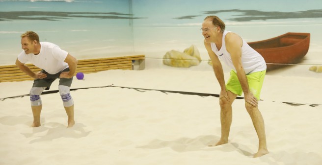 Prof Gerloff und Prof Guse beim Beachvolleyball, Hände auf den Knien, den Ball erwartend