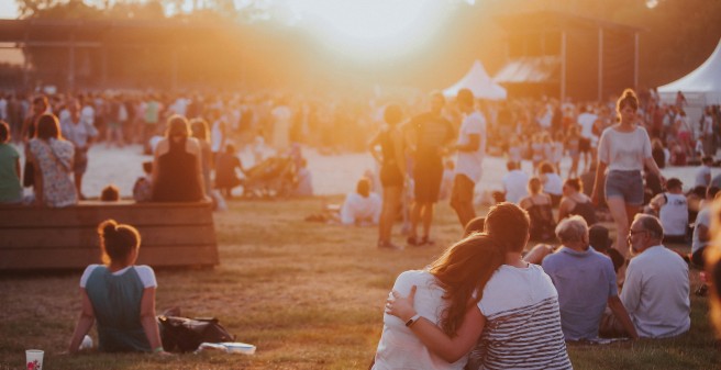A Summers Tale Festival, Atmosphärisches Bild, Sonnenuntergang, ruhige Stimmung, ein Paar umarmt sich