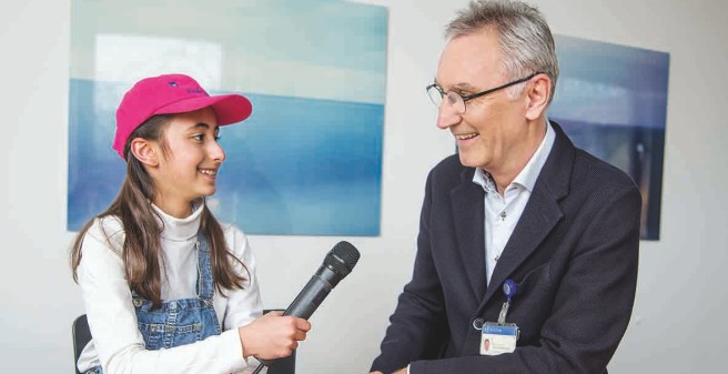 Kinder­reporterin Nesrin interviewt Schulte-Markwort