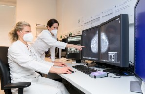 Radiologin Dr. Dorothee Schwarz analysiert  mit Dr. Lisa Steinhilper die Röntgenaufnahmen