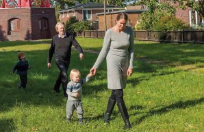 Prof. Dr. Jürgen Gallinat und seine Frau spazieren entspannt mit ihren beiden Söhnen über eine Wiese. Sie geht langsam voran mit dem jüngeren, blonden Sohn an der Hand