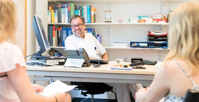 Dr. Stefan Schmiedel, Infektiologe der I. Medizinischen Klinik und Poliklinik des UKE, im Interview mit Sophia und Lena.