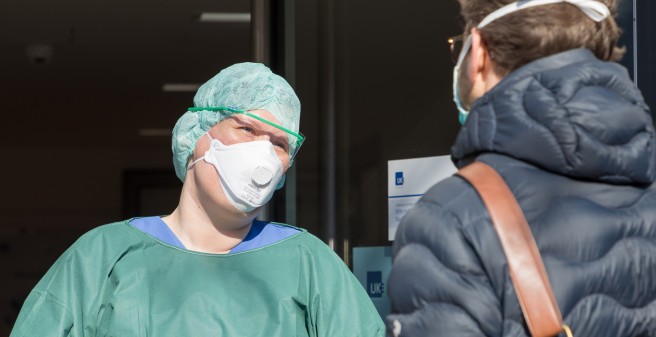 Saskia Wagner (40) ist Gesundheits- und Krankenpflegerin im UKE am Eingang der Ambulanz
