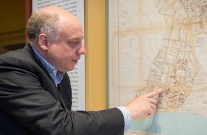 Prof Osten zeigt auf einer historischen Hamburg Karte, wo die Colera im Gängeviertel wütete. In Elbnähe