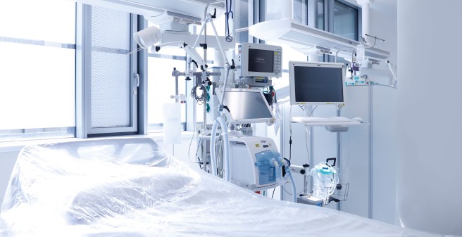 Jedes Bett auf der Intensivstation ist von Grund auf mit Hightech-Geräten ausgestattet