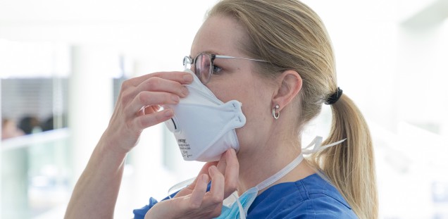 Peggy Jaehnisch zeigt während einer Hygieneschulung, wie die Atemschutzmaske richtig aufgesetzt wird, Bild 2 von 5