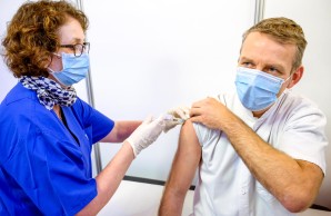 Auch Prof. Kluge, Chef der Intensivmedizin, lässt sich impfen