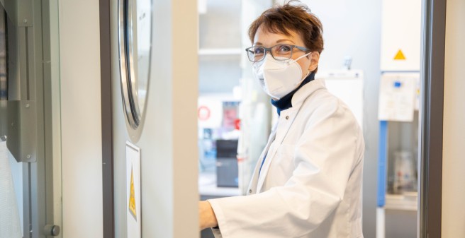 Forschungsdekanin Prof. Dr. Petra Arck geht durch die Tür in ihr Labor