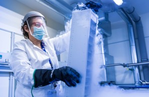 Wissenschaftlerin entnimmt tiefgefrorenes Probenmaterial aus Kühlgerät