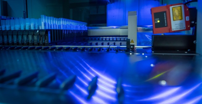 Hightech-Maschine in blaues Licht getaucht mit hunderten von Glasröhrchen bestückt
