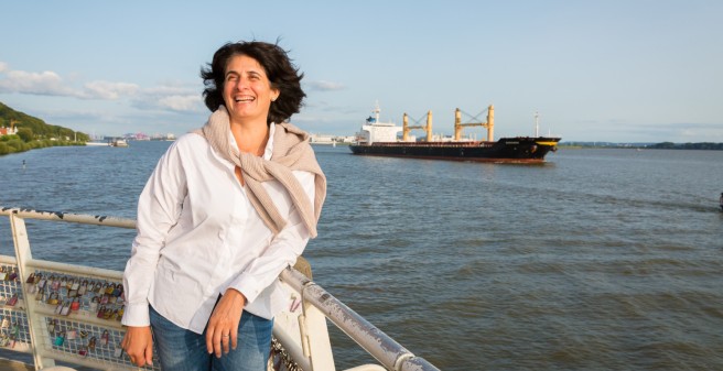Fast wie am Mittelmeer: UKE-Professorin Eva Tolosa an der Elbe in Höhe Blankenese