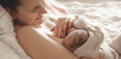 Mutter mit Neugeborenem im UKE