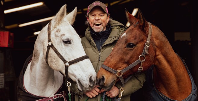 Parkinson - Polospieler Thomas Winter mit zwei Pferden
