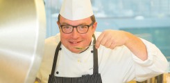 Gilbert Köcher schmeckt in der Küche des UKE ein gericht ab
