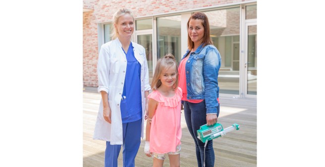 Amelie Schult mit Mutter und Ärztin vor dem Kinder UKE