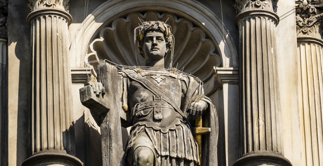 Hansabrunnen, Detail zeigt einen Mann in römischer Kleidung
