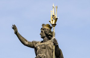 Die Figur Hansa auf der Spitze des Hansabrunnens, ein Dreizack in der Hand mit gehobenem rechten Arm