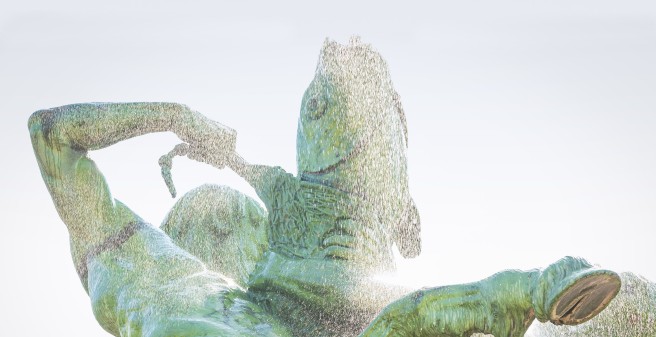 Ausschnitt des Stuhlmannbrunnens, in die Sonne fotografiert, das Wasser glitzert