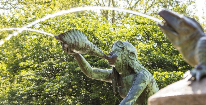 Stuhlmannbrunnen: zwei Wasserwesen, Meerjungfrau und Drachen speien Wasser