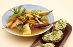 Gemüse-Minestrone mit Erbsen-Crostini