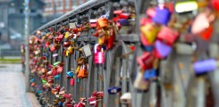 Symbole der ewigen Liebe - Vorhängeschlösser an Brücken