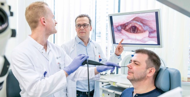 Dr. Arne Böttcher und Dr. Jacob Clausen (l.)  bei einer Kontrolluntersuchung. Mit einer Kamera blicken sie in den Nasenraum von Thilo Schmidt. Diese Bild ist auf einem Monitor sichtbar