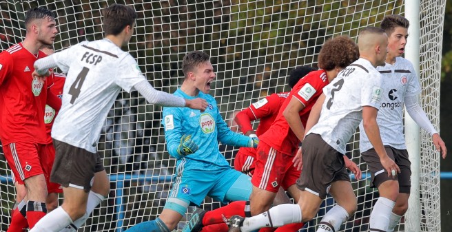 Der HSV Torwart der U19 Mannschaft jubelt kraftvoll, den Spielern der gegnerischen Mannschaft entgleisen die Gesichtszüge