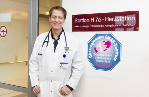 Professor Rickers vor der Tür zum Universitären Herzzentrum