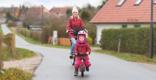 Life_Winter19_Sandra_Fink und Tochter Anni auf dem Fahrrad, Titelbilder der UKE Life