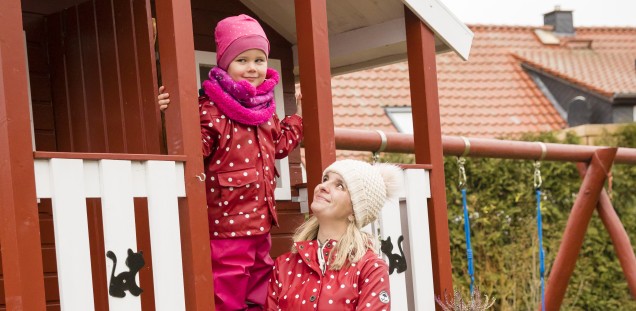 Sandra Fink und Tochter Anni vor dem roten Gartenhäuschen