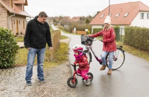 Sandra Fink mit Tochter Anni kommen von ihrer Radtour nach Hause, Mann Ronny erwartet sie