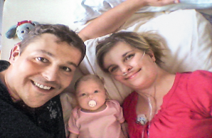 Sandra Fink und Ehemann Ronny mit Töchterchen Anni, ein Selfi im UKE
