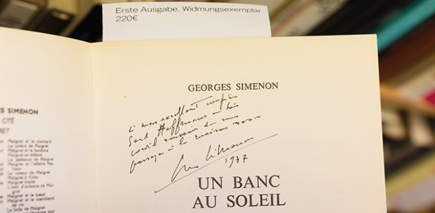 Georges Simenon hat die Erstausgabe seines Buches „Un Banc Au Soleil“ 1937 mit einer persönlichen Widmung versehen – im Antiquariat Schaper erhältlich