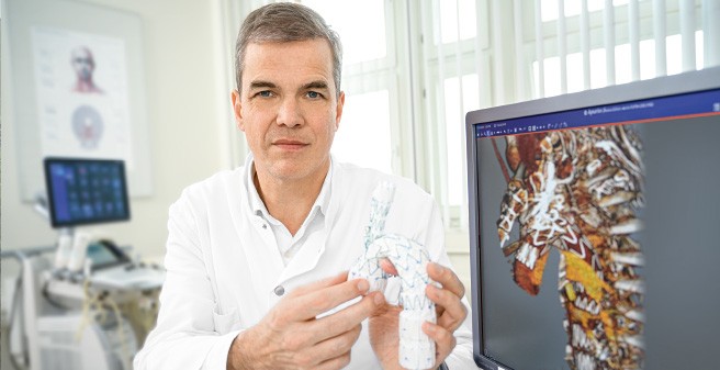 Hält defekte Blutbahnen mit Gefäßprothesen zusammen: Prof. Dr. Tilo Kölbel, Leiter des Aortenzentrums im UKE