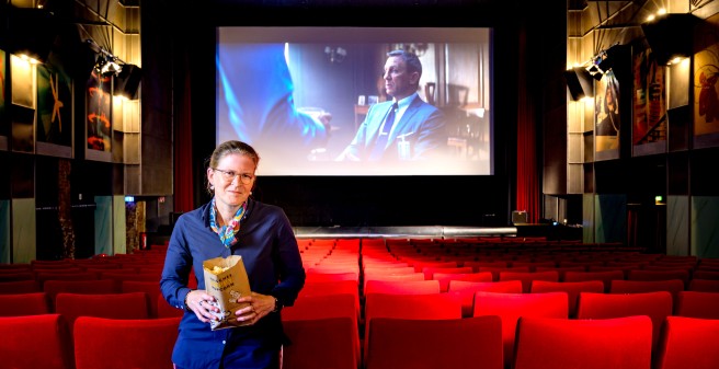 Prof. Dr. Cordula Petersen genießt die Atmosphäre in den Zeise Kinos in Ottensen